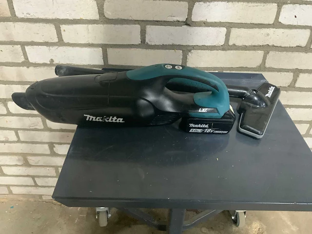 Makita stofzuiger met 5ah accu 18v - afbeelding 1 van  2