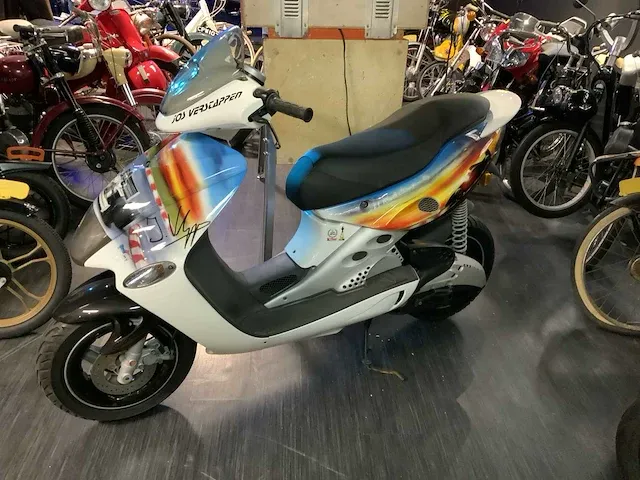 Malaguti bromscooter firefox f15 lc jos verstappen bromscooter - afbeelding 1 van  20