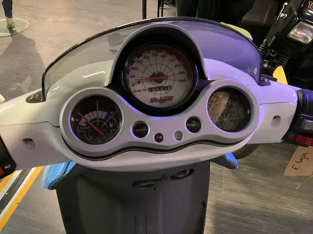 Malaguti bromscooter firefox f15 lc jos verstappen bromscooter - afbeelding 17 van  20