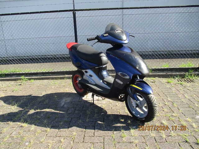Malaguti fire fox f15 - bromscooter - liquid cooled 2 tact - scooter - afbeelding 8 van  12