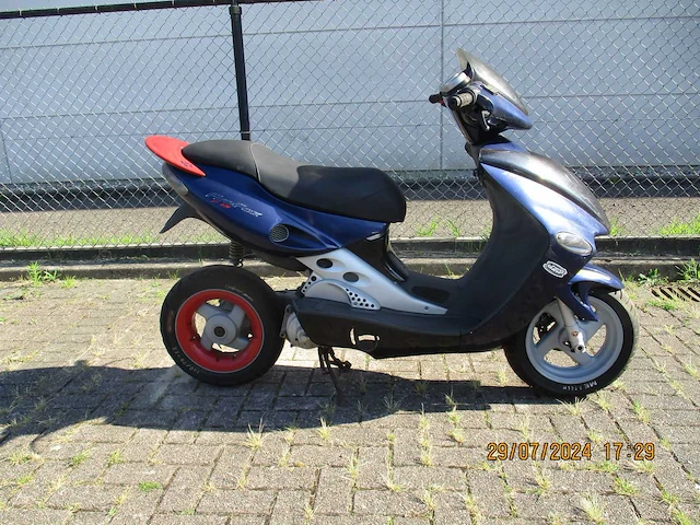 Malaguti fire fox f15 - bromscooter - liquid cooled 2 tact - scooter - afbeelding 9 van  12