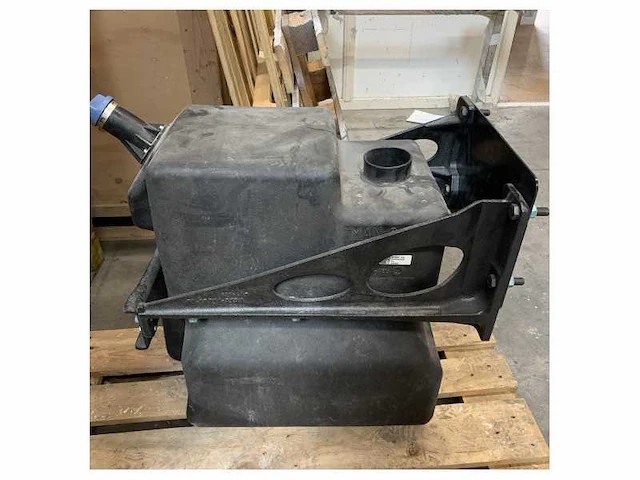 Man urea adblue tank 80l black with frame - 81.15402-5050 - afbeelding 4 van  5