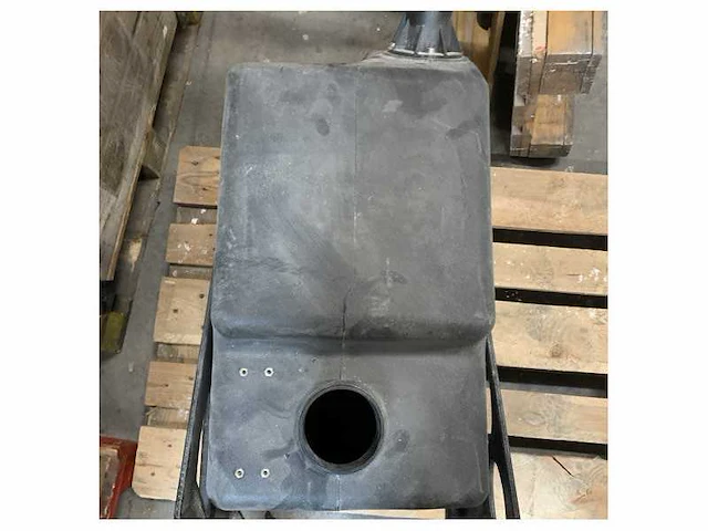 Man urea adblue tank 80l black with frame - 81.15402-5050 - afbeelding 5 van  5