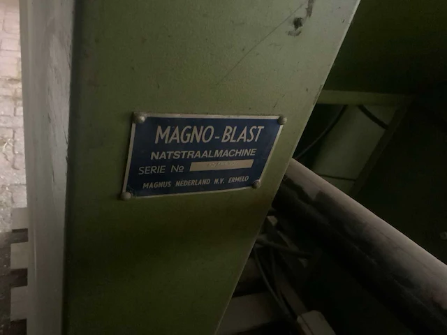Mangoblast nat straal water straalcabine (links op de foto) - afbeelding 7 van  7