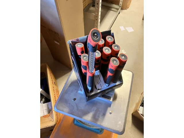 Mannesmann zaklamp buigbaar display van 11 stuks met magneet - afbeelding 5 van  9