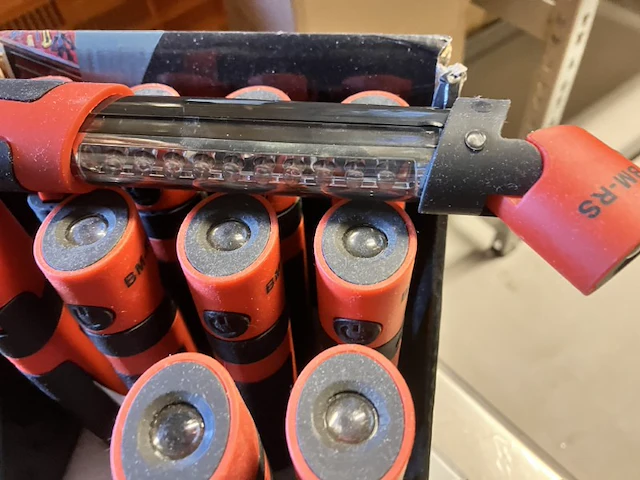 Mannesmann zaklamp buigbaar display van 11 stuks met magneet - afbeelding 8 van  9