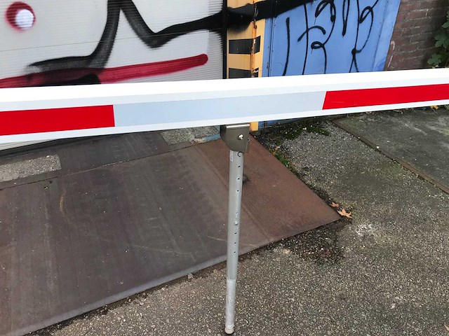 Mannus - slagboom op betonnen voet - afbeelding 5 van  5