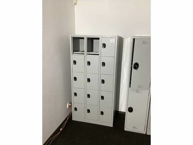 Manutan lockerkast 15 vakken - afbeelding 1 van  7