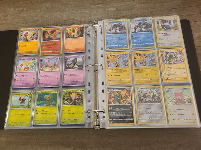 Map vol met (zeldzame) pokémonkaarten + gevulde pokémon tins - afbeelding 2 van  41