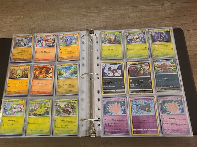 Map vol met (zeldzame) pokémonkaarten + gevulde pokémon tins - afbeelding 10 van  41