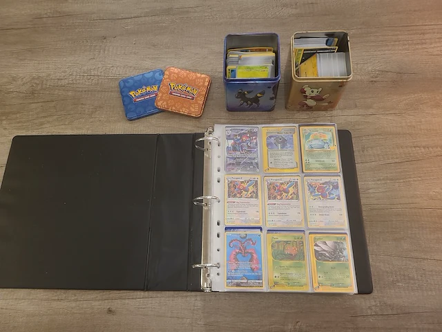 Map vol met (zeldzame) pokémonkaarten + gevulde pokémon tins - afbeelding 1 van  41