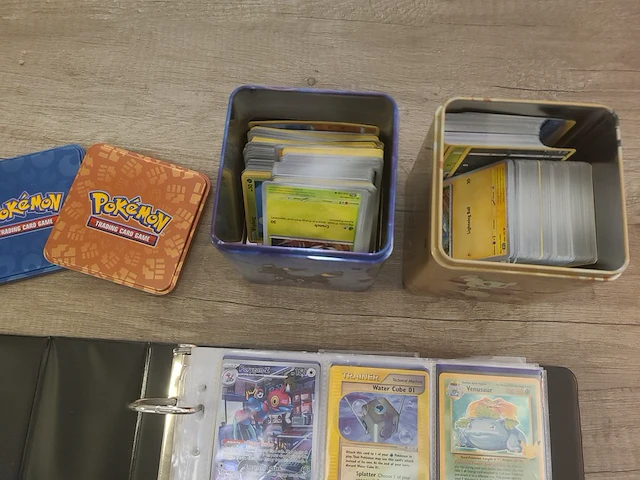 Map vol met (zeldzame) pokémonkaarten + gevulde pokémon tins - afbeelding 12 van  41