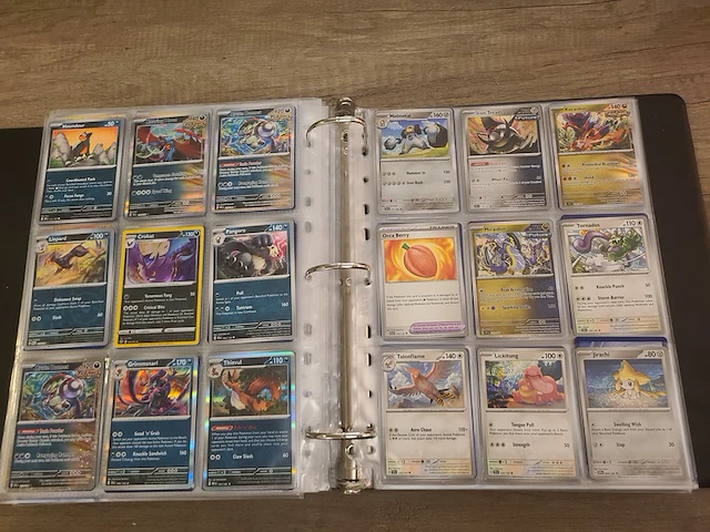 Map vol met (zeldzame) pokémonkaarten + gevulde pokémon tins - afbeelding 26 van  41