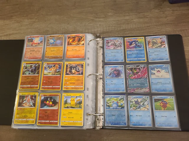Map vol met (zeldzame) pokémonkaarten + gevulde pokémon tins - afbeelding 33 van  41