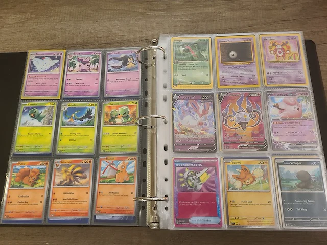 Map vol met (zeldzame) pokémonkaarten + gevulde pokémon tins - afbeelding 34 van  41