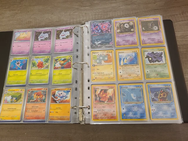 Map vol met (zeldzame) pokémonkaarten + gevulde pokémon tins - afbeelding 40 van  41