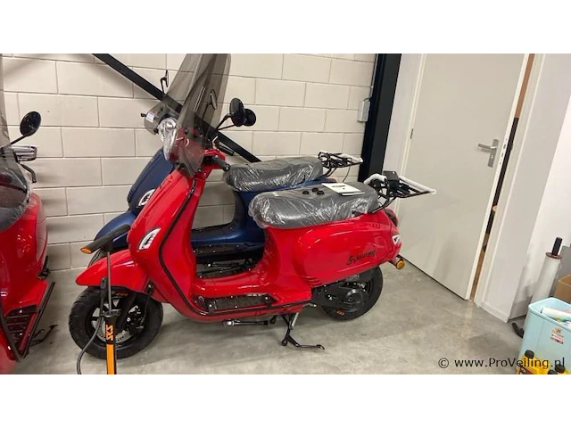 Marengo scooter rood rijklaar zonder kilometers! helemaal compleet! - afbeelding 2 van  5