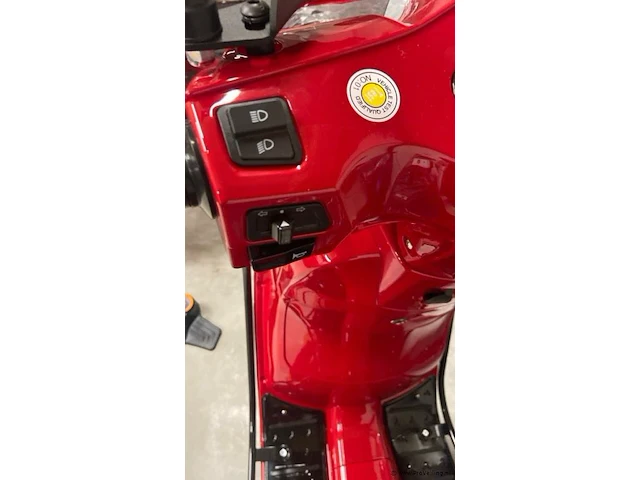 Marengo scooter rood rijklaar zonder kilometers! helemaal compleet! - afbeelding 4 van  5