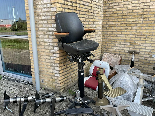 Maritieme stoelen en onderstellen - afbeelding 17 van  18