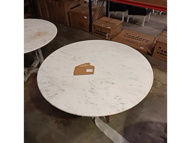Marmer eettafel wit buiten binnen, gouden voet, 2025 - afbeelding 2 van  3