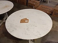 Marmer eettafel wit buiten binnen, gouden voet, 2025 - afbeelding 2 van  3