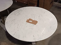 Marmer eettafel wit buiten binnen, zwarte voet, 2025 - afbeelding 2 van  3