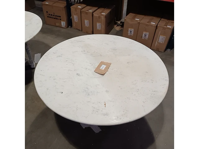 Marmer eettafel wit buiten/binnen, gouden voet, 2025 - afbeelding 3 van  3