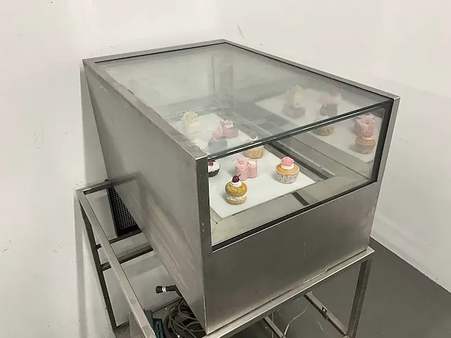 Marrone gekoelde gebaksvitrine - afbeelding 9 van  14