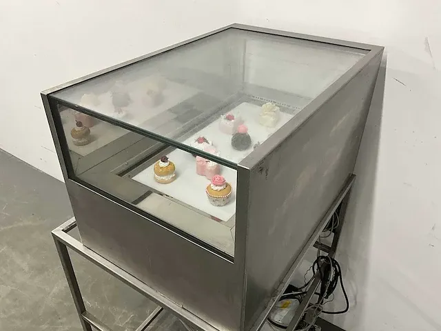 Marrone gekoelde gebaksvitrine - afbeelding 14 van  14