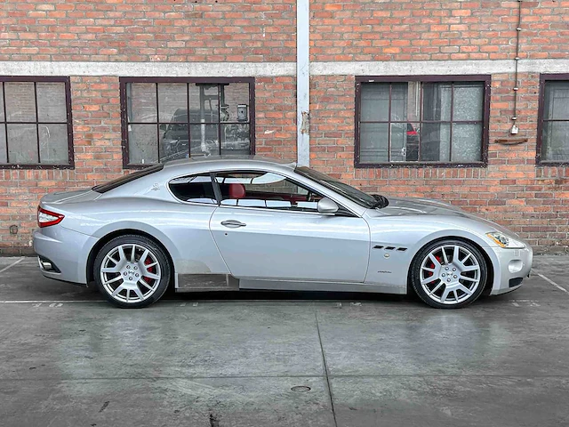 Maserati granturismo 4.2 v8 405pk 2009 youngtimer - afbeelding 2 van  43