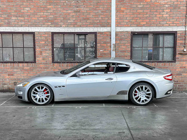 Maserati granturismo 4.2 v8 405pk 2009 youngtimer - afbeelding 10 van  43