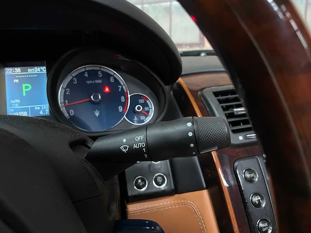 Maserati quattroporte 4.2 v8 400pk zf automaat 2008 youngtimer - afbeelding 26 van  47