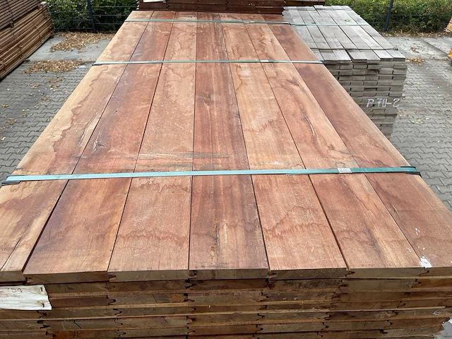 Massaranduba damwand- / paardenbox profiel 2000x145x28mm (133x) - afbeelding 1 van  3