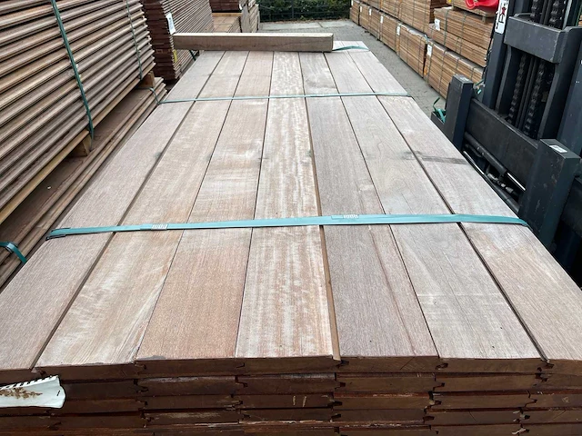 Massaranduba damwand- / paardenbox profiel 2500x145x28mm (60x) - afbeelding 1 van  3
