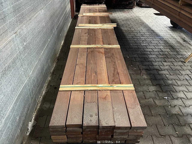Massaranduba hardhouten balken geschaafd 45x145mm, lengte 460-490cm (63x) - afbeelding 1 van  3