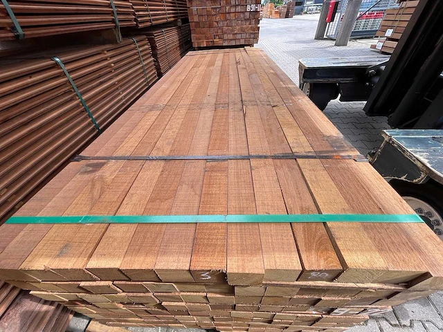 Massaranduba palen fijnbezaagd 2750x70x70mm (112x) - afbeelding 1 van  3