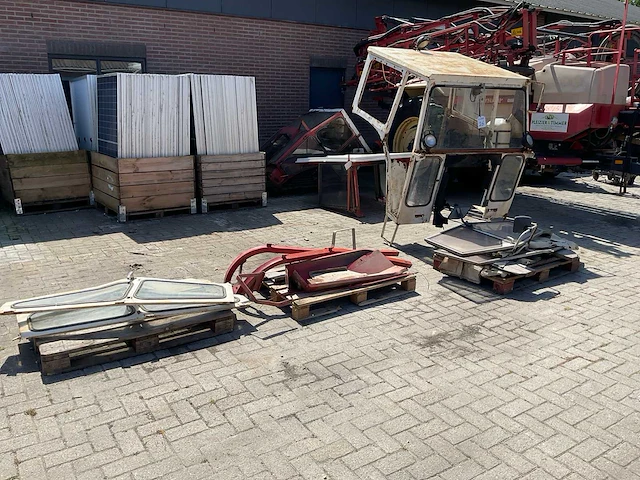 Massey ferguson 35 en 135 cabine tractor onderdelen - afbeelding 1 van  7