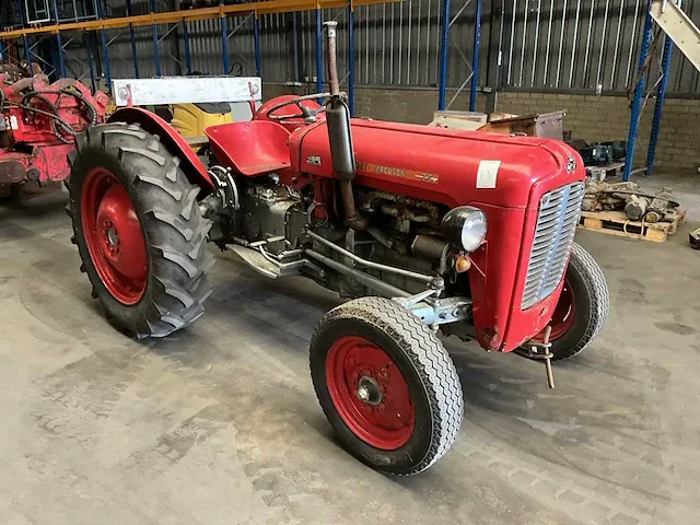 Massey ferguson 35 oldtimer tractor - afbeelding 9 van  15