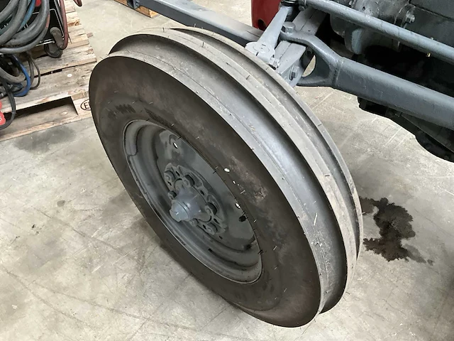 Massey ferguson oldtimer tractor - afbeelding 3 van  24