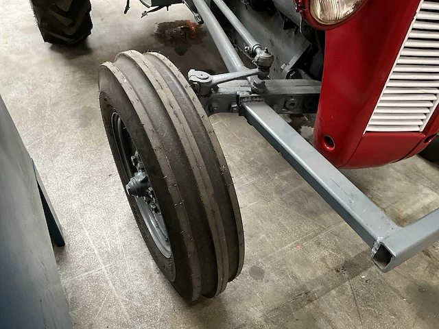 Massey ferguson oldtimer tractor - afbeelding 6 van  24