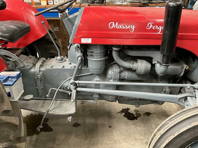 Massey ferguson oldtimer tractor - afbeelding 8 van  24