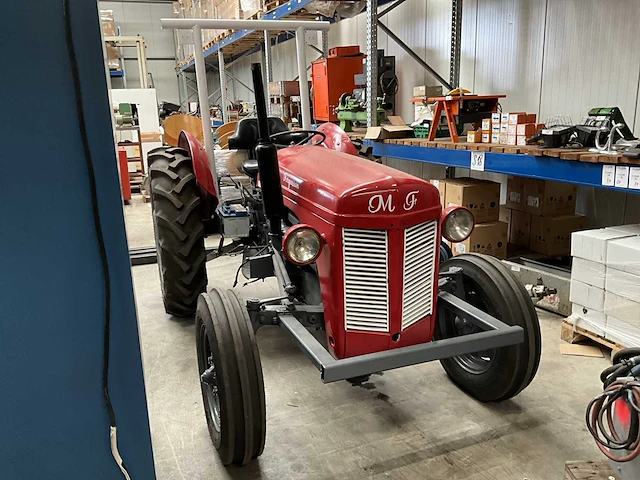 Massey ferguson oldtimer tractor - afbeelding 12 van  24
