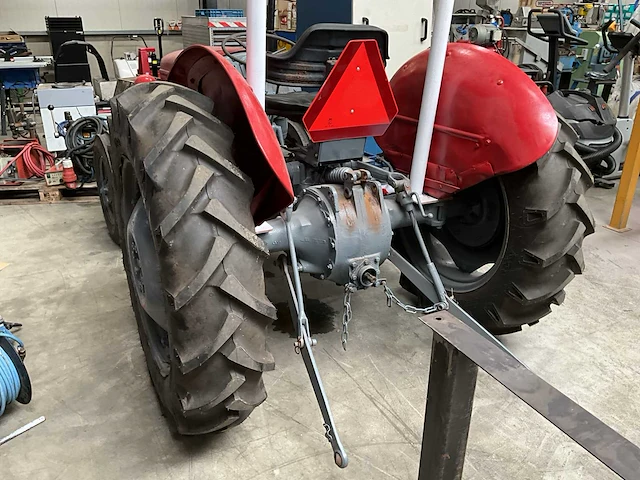 Massey ferguson oldtimer tractor - afbeelding 19 van  24