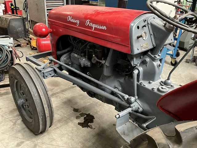 Massey ferguson oldtimer tractor - afbeelding 24 van  24
