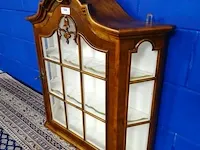 Massief houten hangvitrine