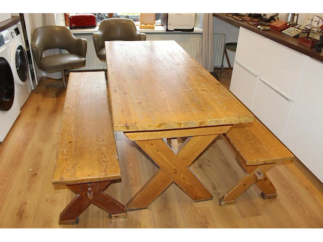 Massief houten kantinetafel met 2 banken. afm. 168 x 72 x 75 cm. - afbeelding 2 van  3