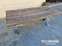 Massief oud houten eettafel incl. stalen onderstel 199cm breedte 100-102cm hoogte 79cm