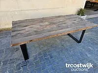 Massief oud houten eettafel incl. stalen onderstel 201cm breedte 99-106cm hoogte 74cm - afbeelding 1 van  5