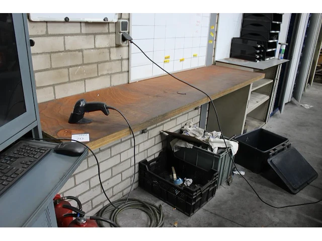 Massief werkblad met 3 wandbeugels. afmeting 230 x 60 cm. dikte 40 mm. - afbeelding 1 van  2