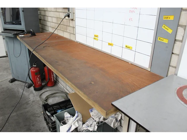 Massief werkblad met 3 wandbeugels. afmeting 230 x 60 cm. dikte 40 mm. - afbeelding 2 van  2